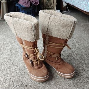 Snow boots